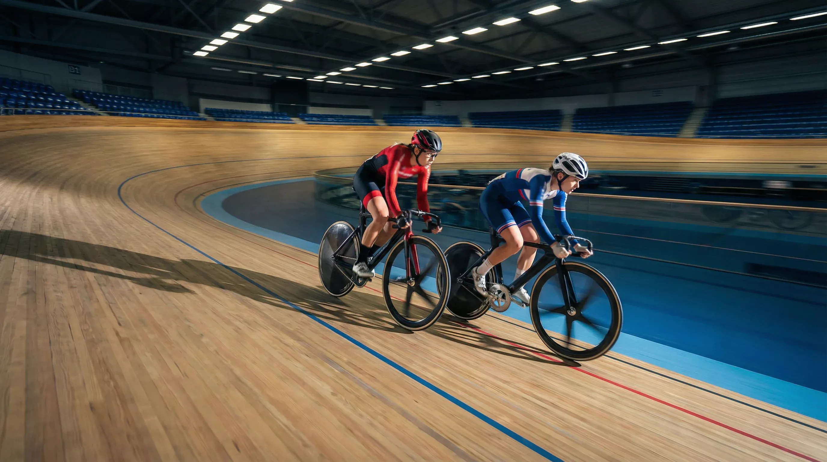 Ciclistas femeninas compitiendo a alta velocidad en un velódromo inclinado durante una prueba de pista