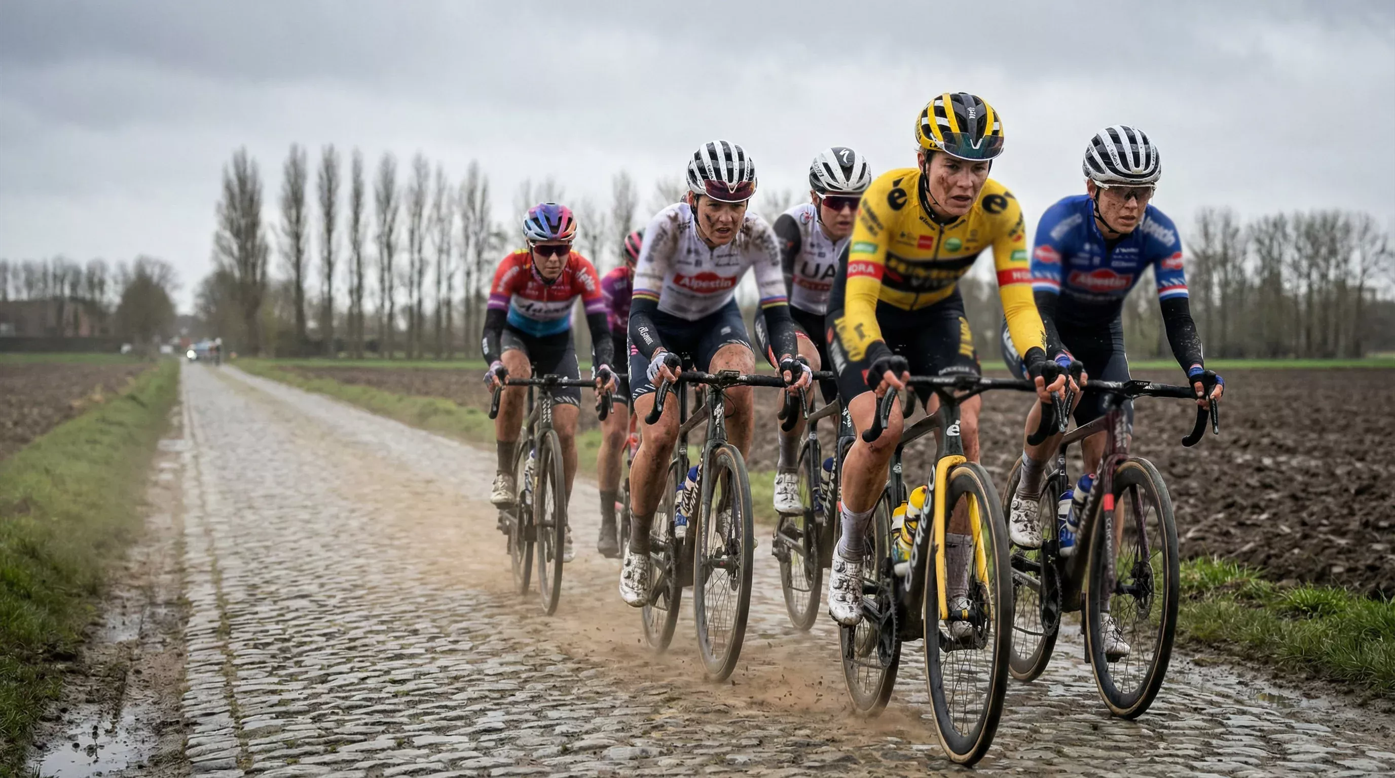 Ciclistas del pelotón femenino en los adoquines de una clásica de primavera
