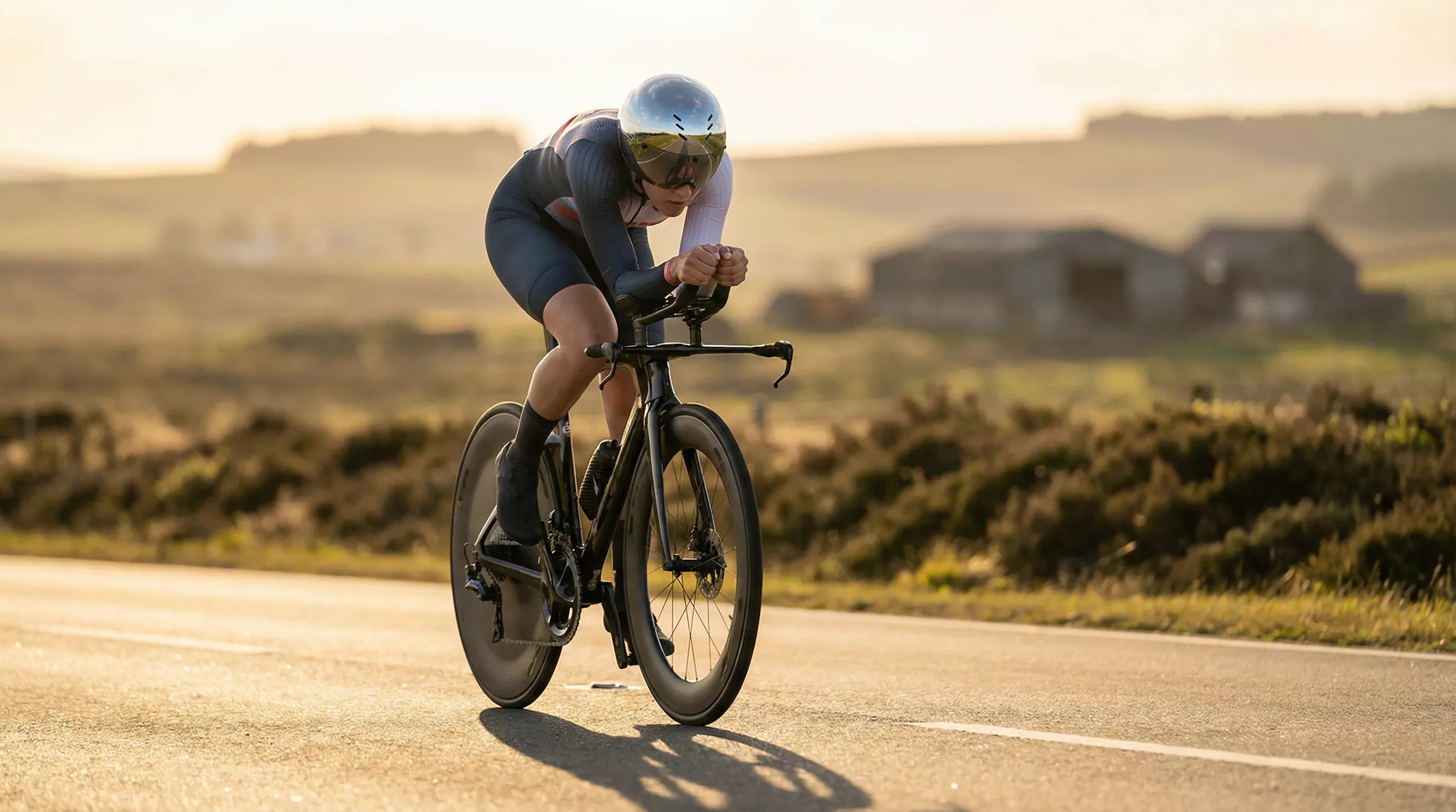 Ciclista femenina en posición aerodinámica durante una contrarreloj individual en carretera