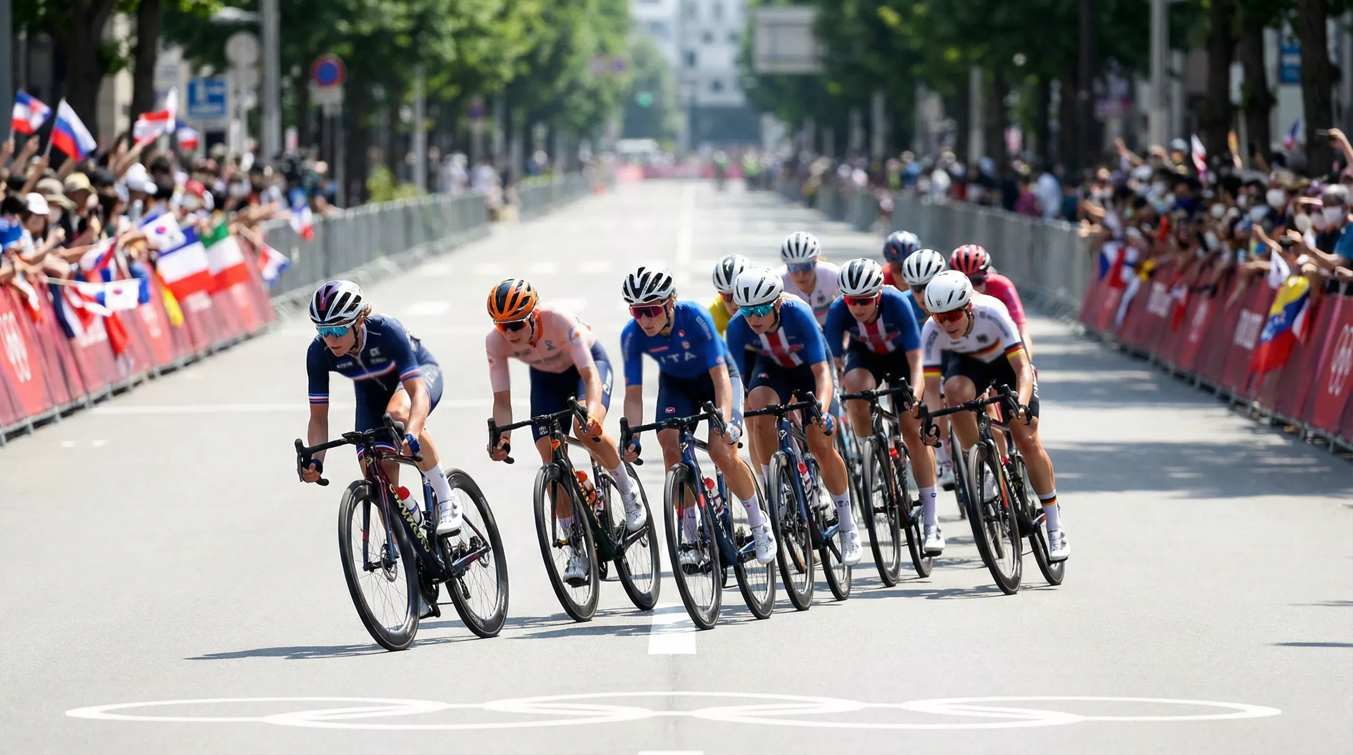 Ciclistas femeninas compitiendo en prueba olímpica de ruta