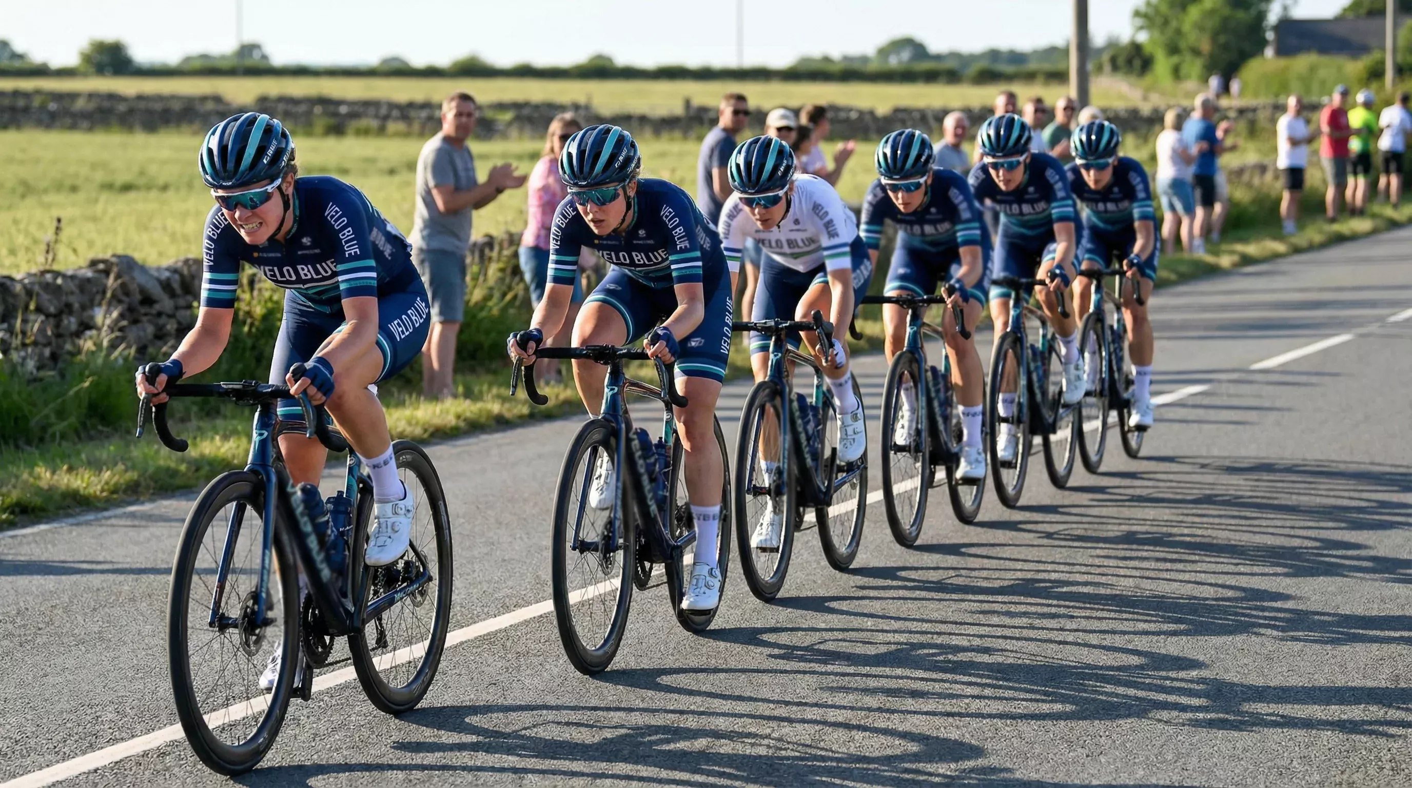 Equipo femenino de ciclismo trabajando en formación durante una carrera