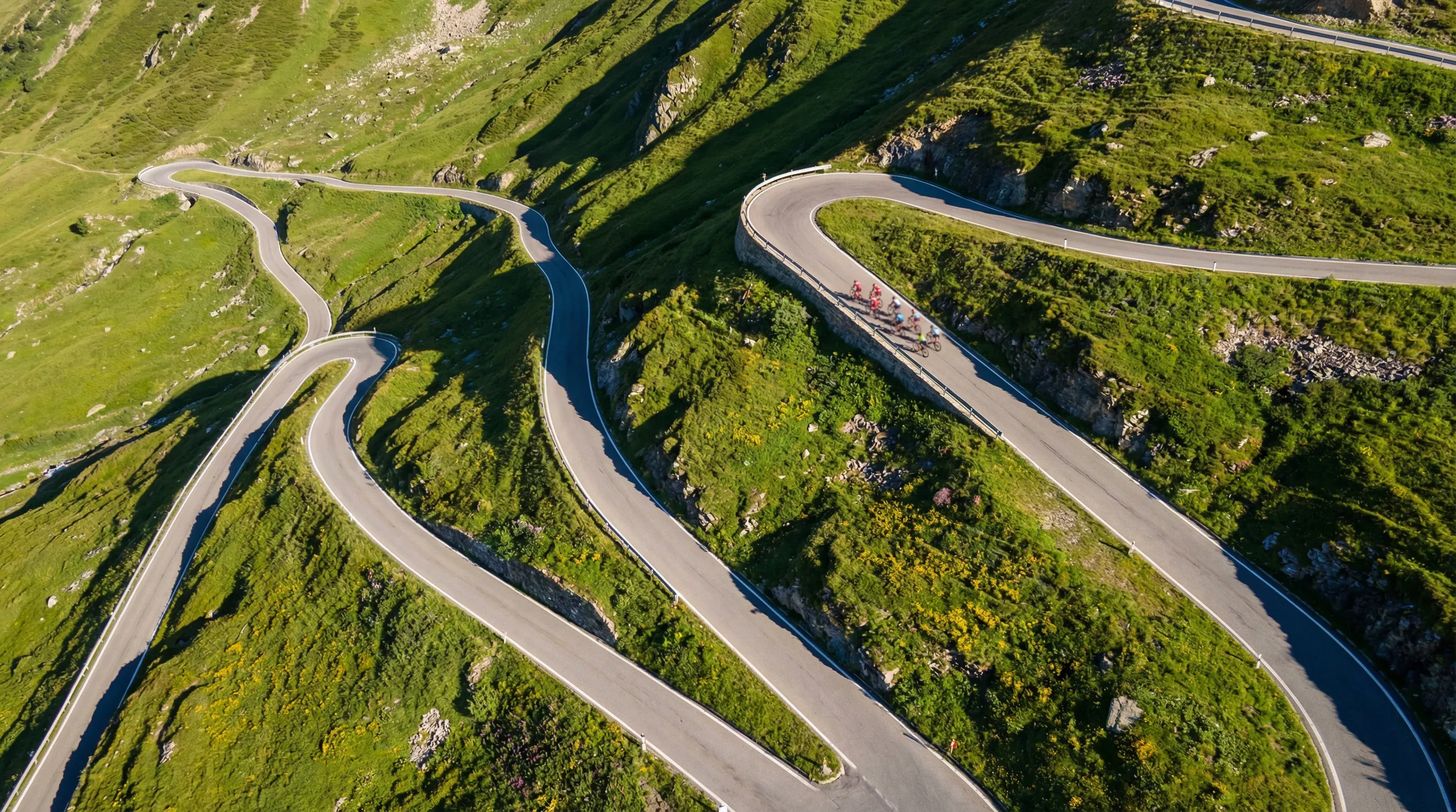 Perfil altimétrico de una etapa de ciclismo femenino con análisis de subidas